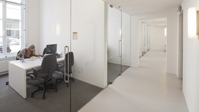 Hardglazen doordraaiende deuren