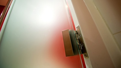 Glazen deur aan scharnieren